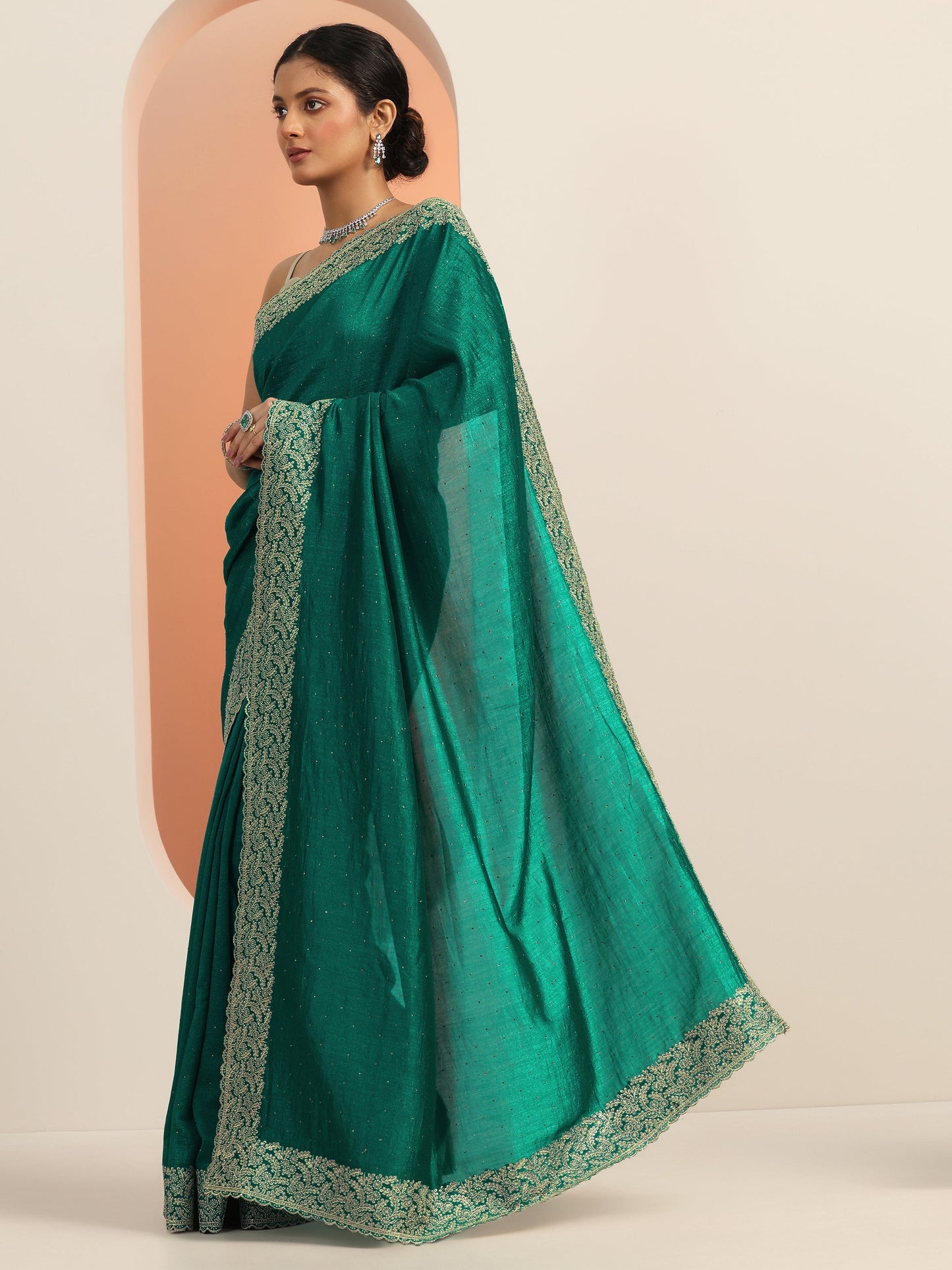 Green Embellished Silk blend Saree With Unstitched Blouse Piece