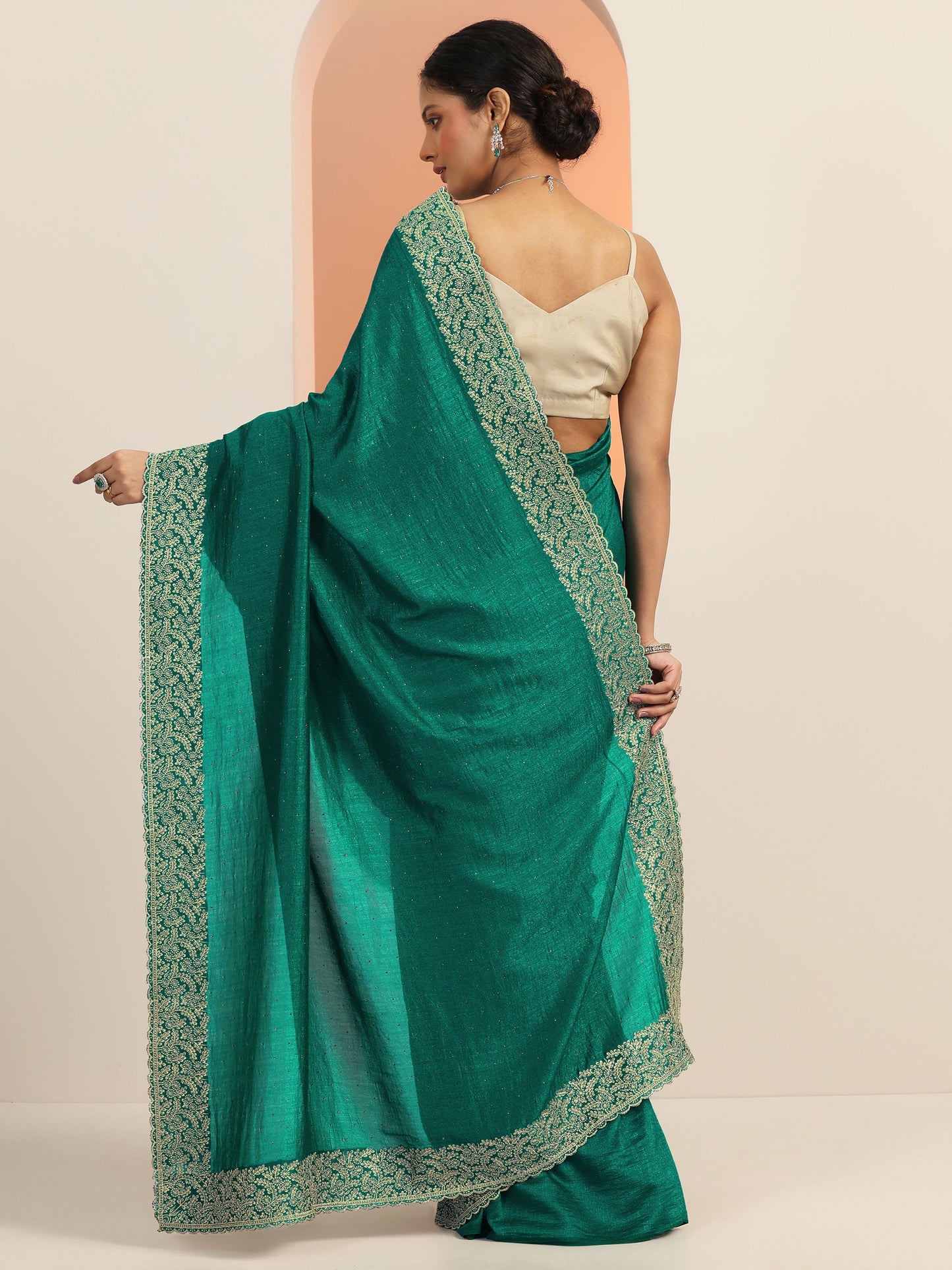 Green Embellished Silk blend Saree With Unstitched Blouse Piece