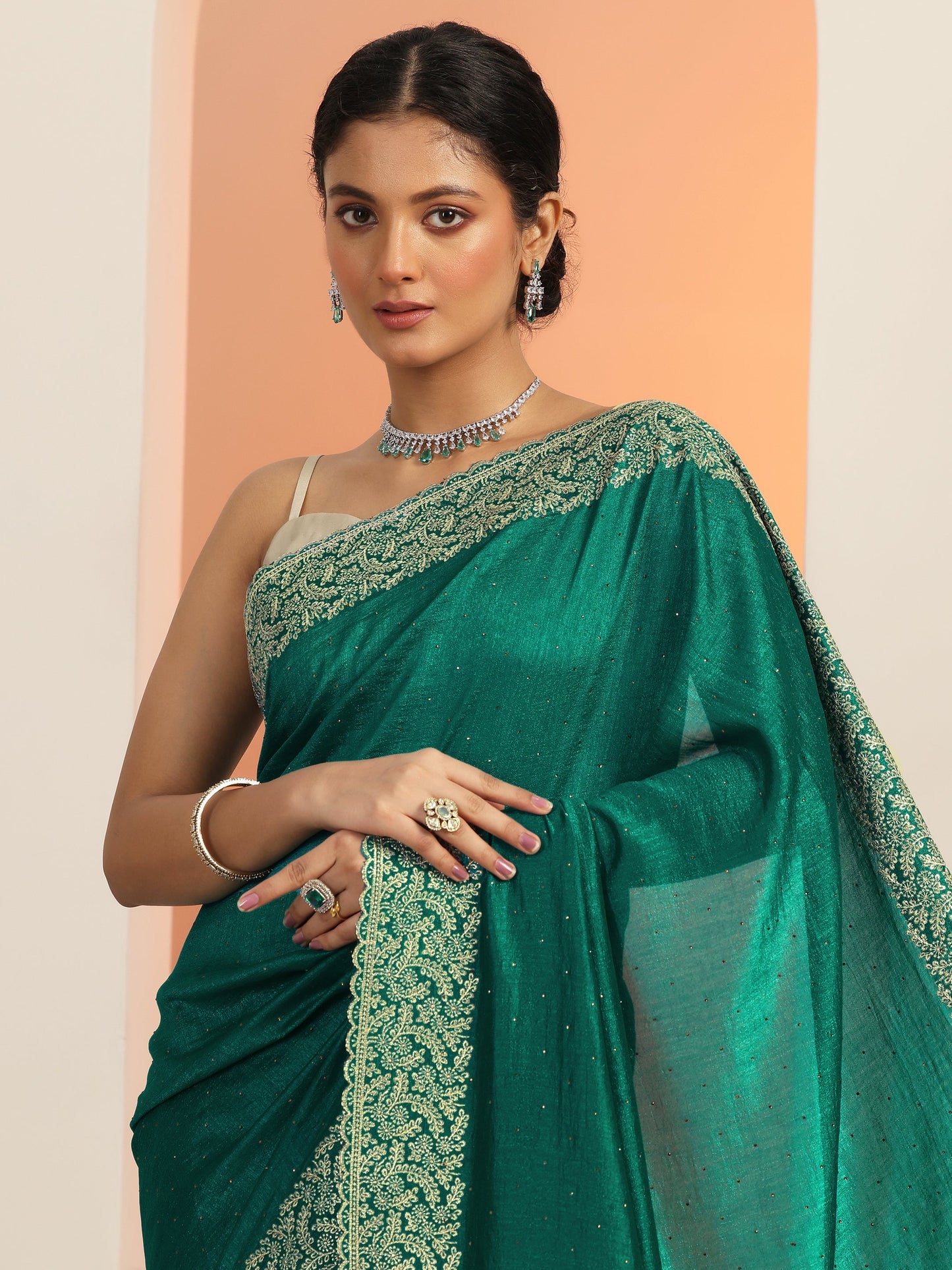 Green Embellished Silk blend Saree With Unstitched Blouse Piece