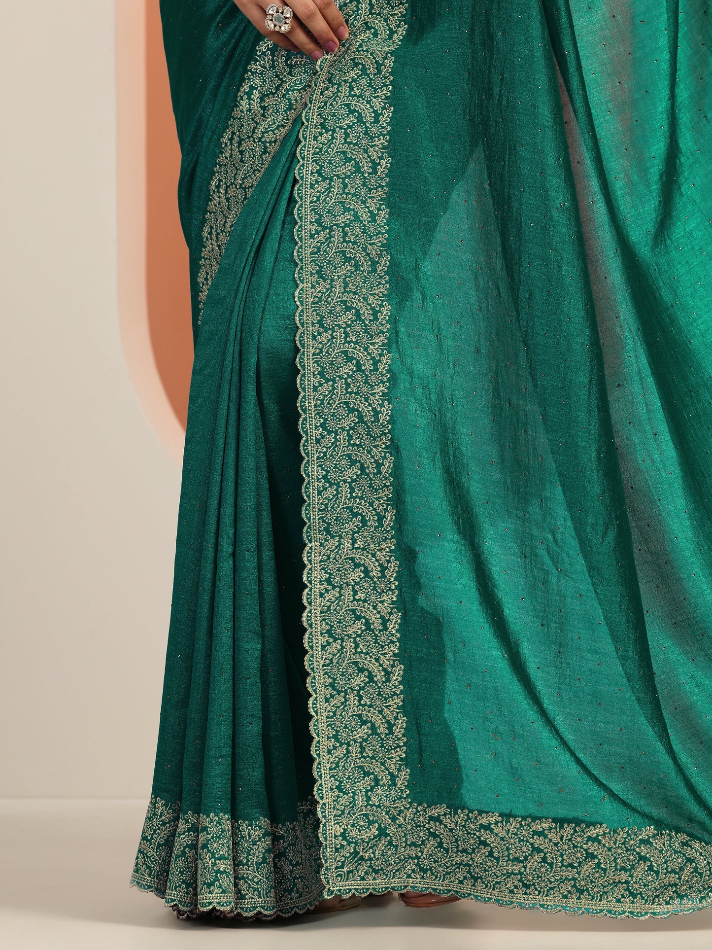 Green Embellished Silk blend Saree With Unstitched Blouse Piece