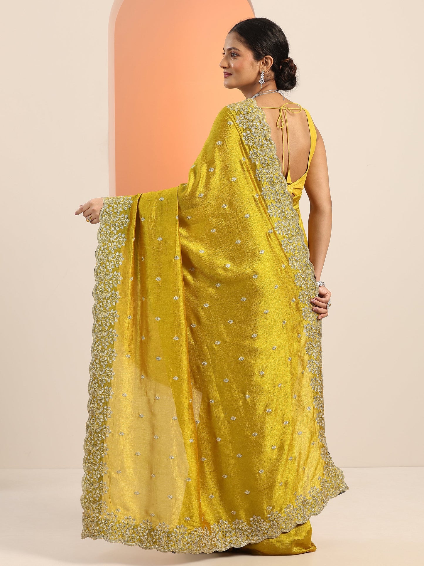 Mustard Embroidered Silk blend Saree With Unstitched Blouse Piece