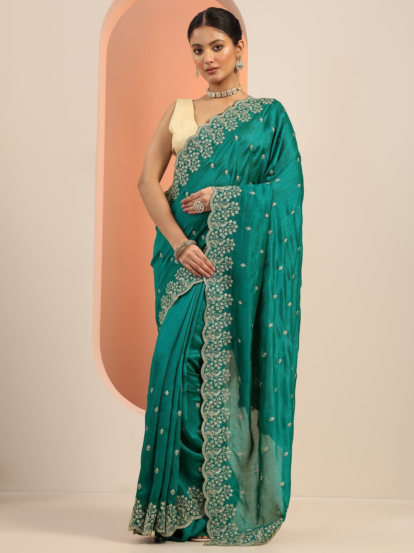 Green Embroidered Silk Blend Saree With Unstitched Blouse Piece