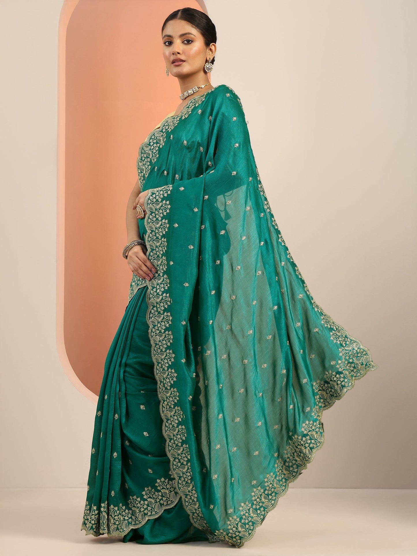 Green Embroidered Silk Blend Saree With Unstitched Blouse Piece