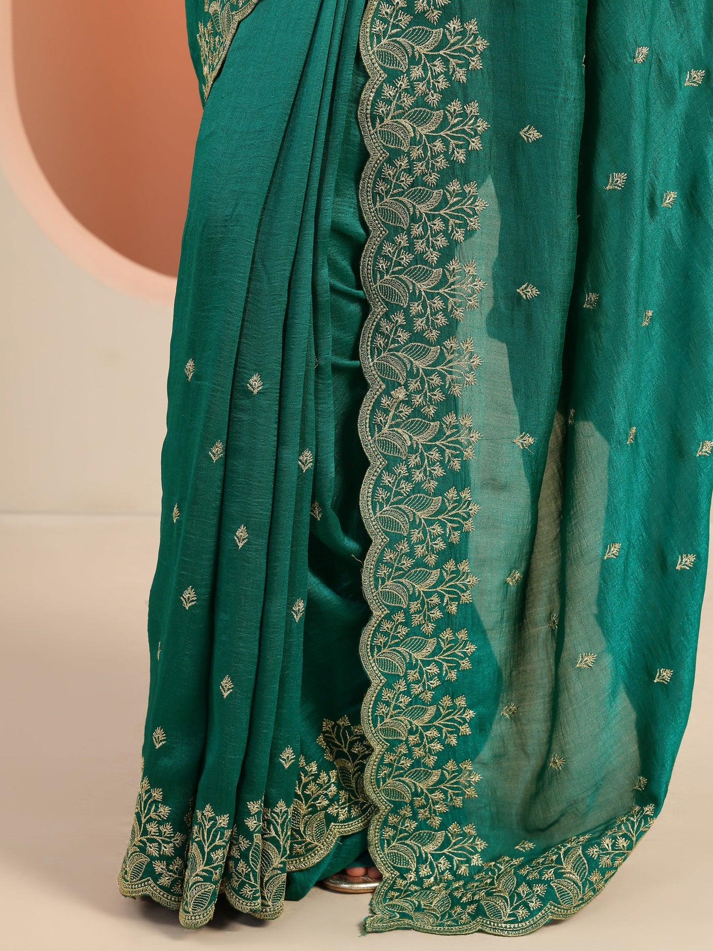 Green Embroidered Silk Blend Saree With Unstitched Blouse Piece