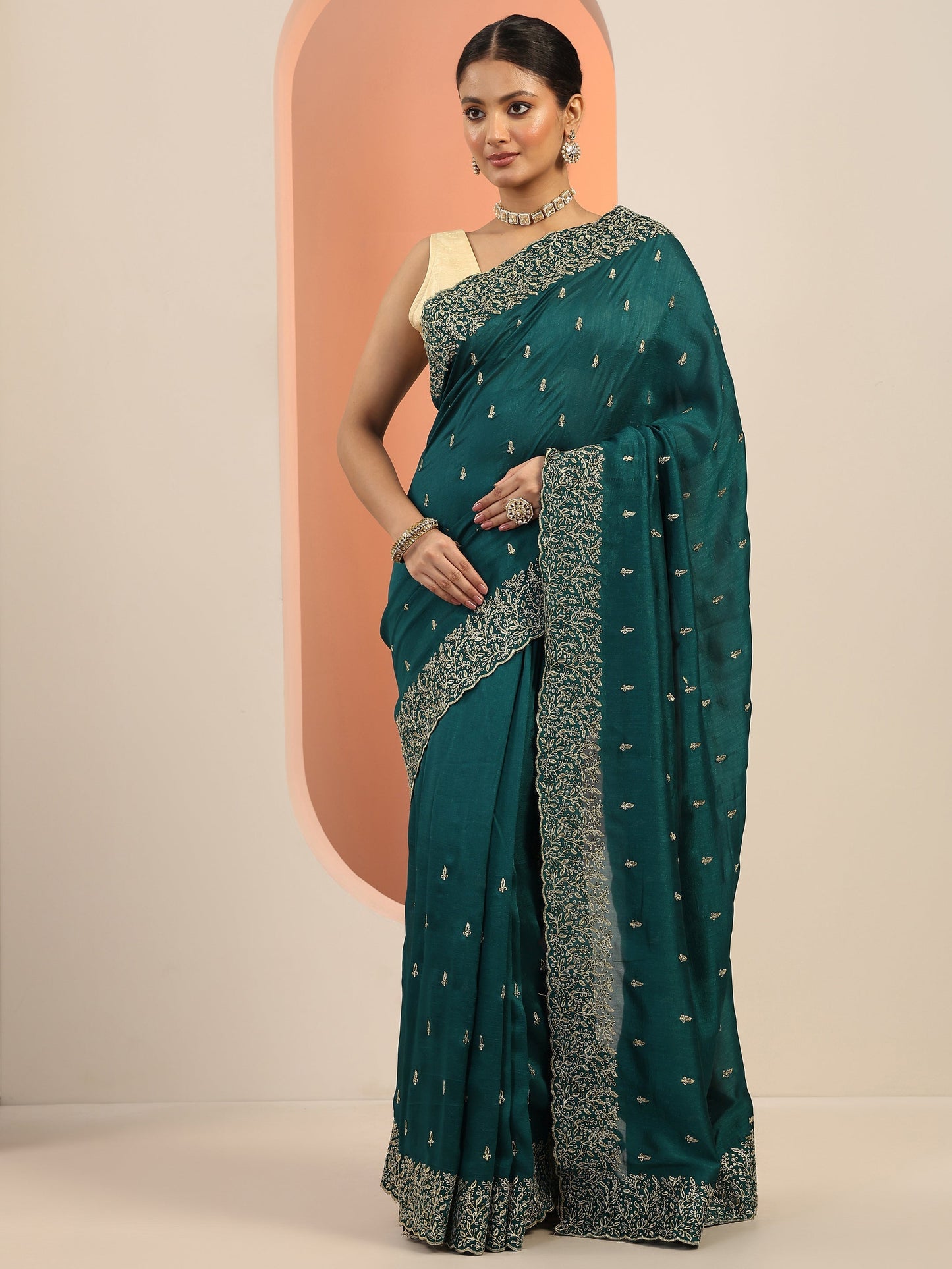 Teal Embroidered Silk Blend Saree With Unstitched Blouse Piece