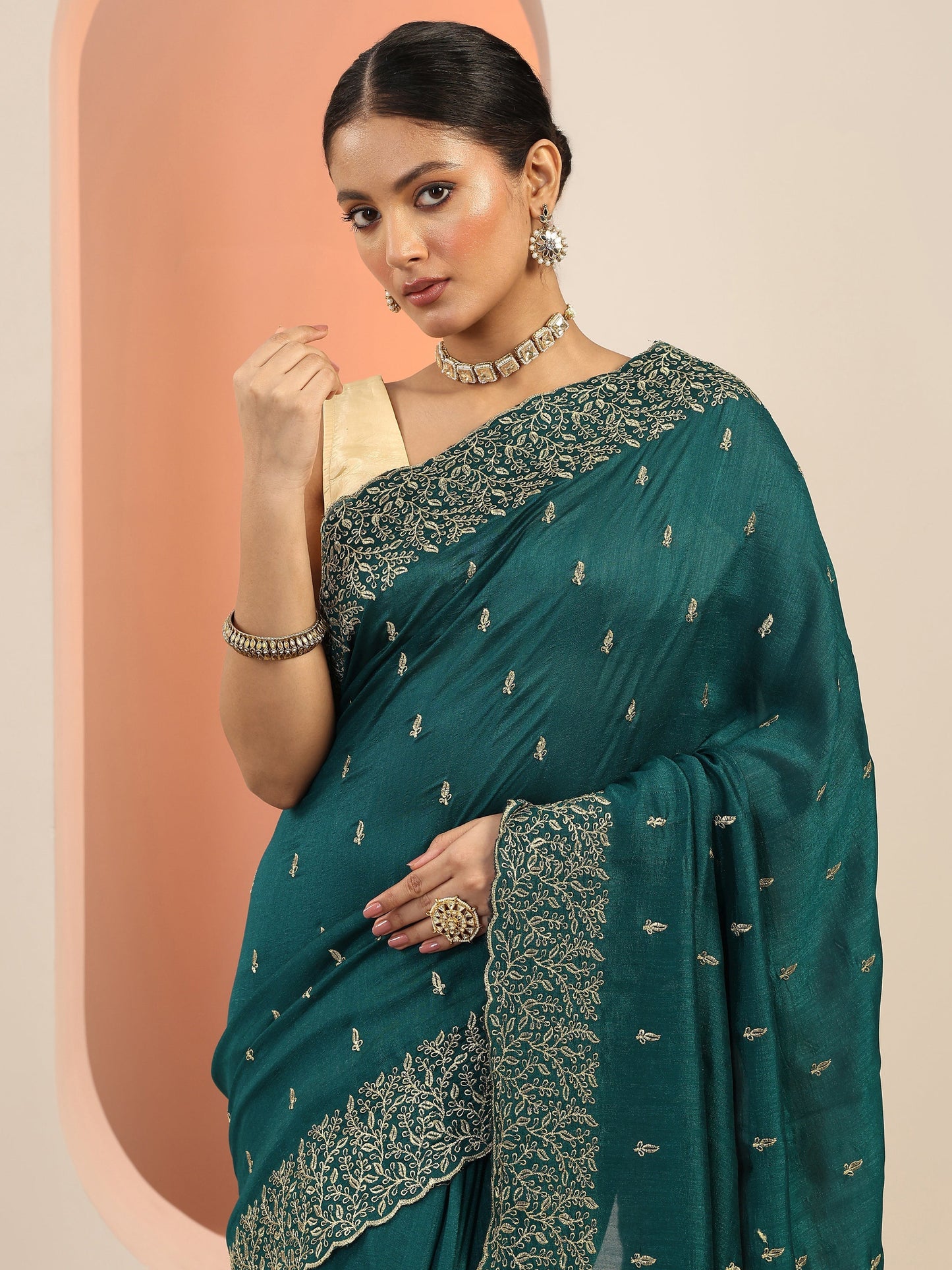 Teal Embroidered Silk Blend Saree With Unstitched Blouse Piece