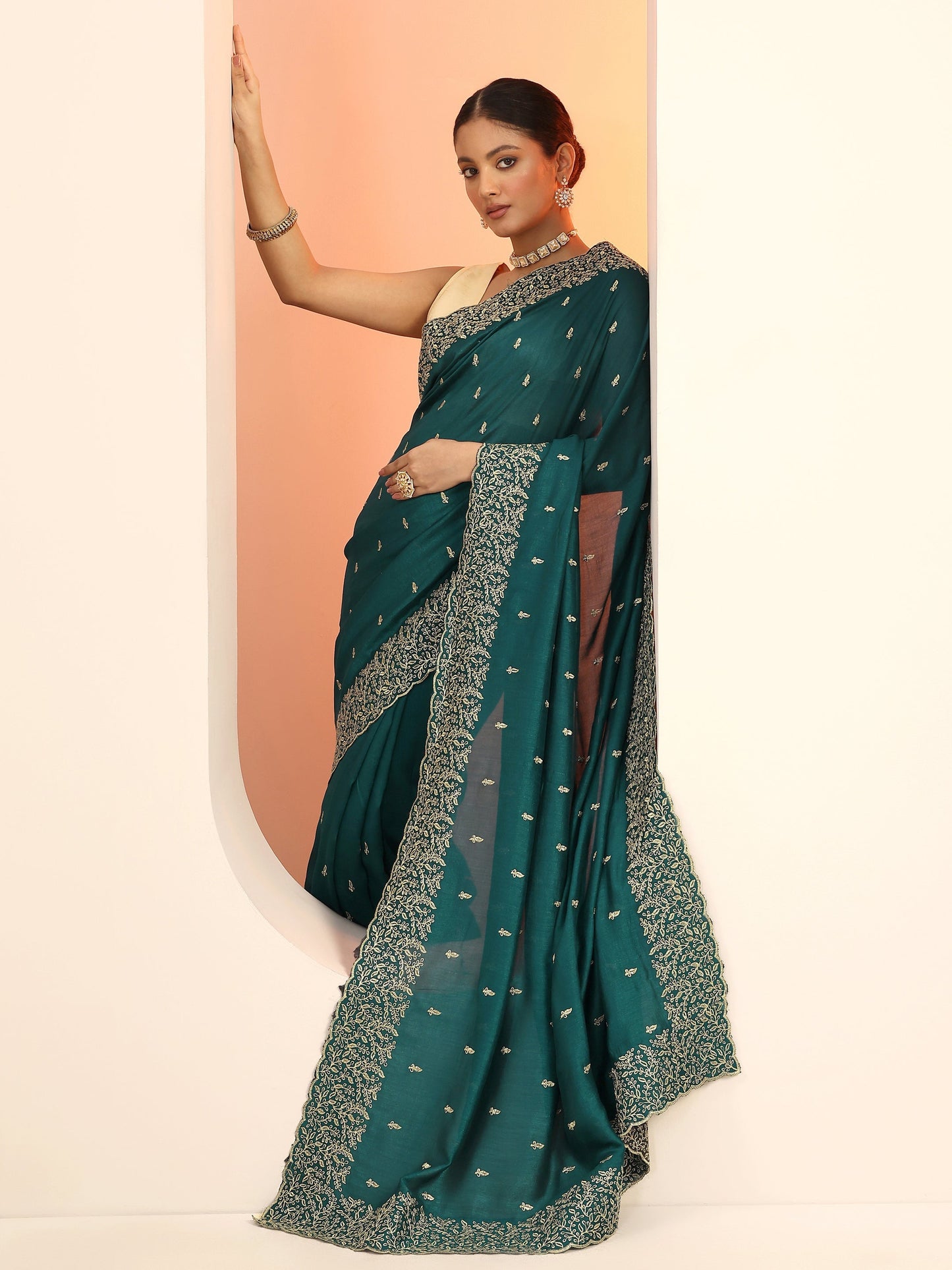 Teal Embroidered Silk Blend Saree With Unstitched Blouse Piece