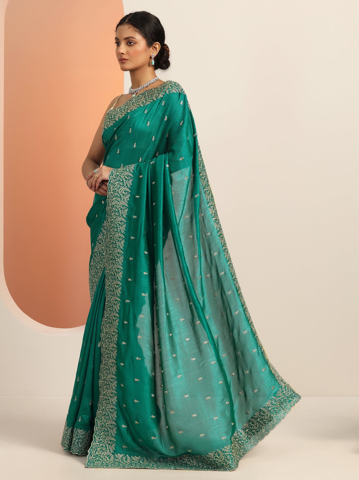 Green Embroidered Silk blend Saree With Unstitched Blouse Piece