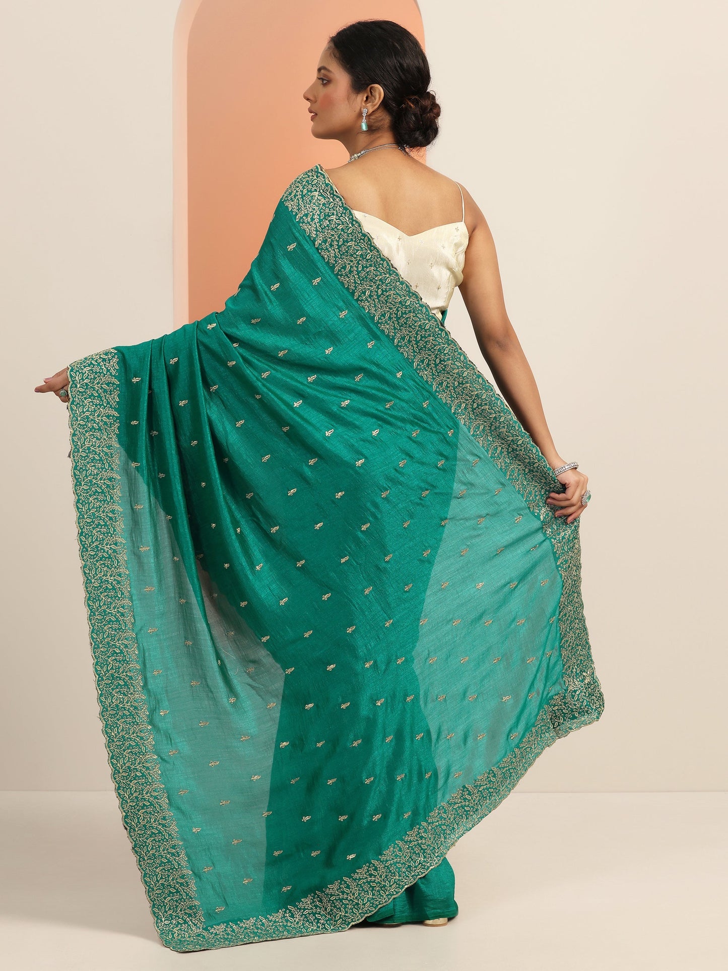 Green Embroidered Silk blend Saree With Unstitched Blouse Piece
