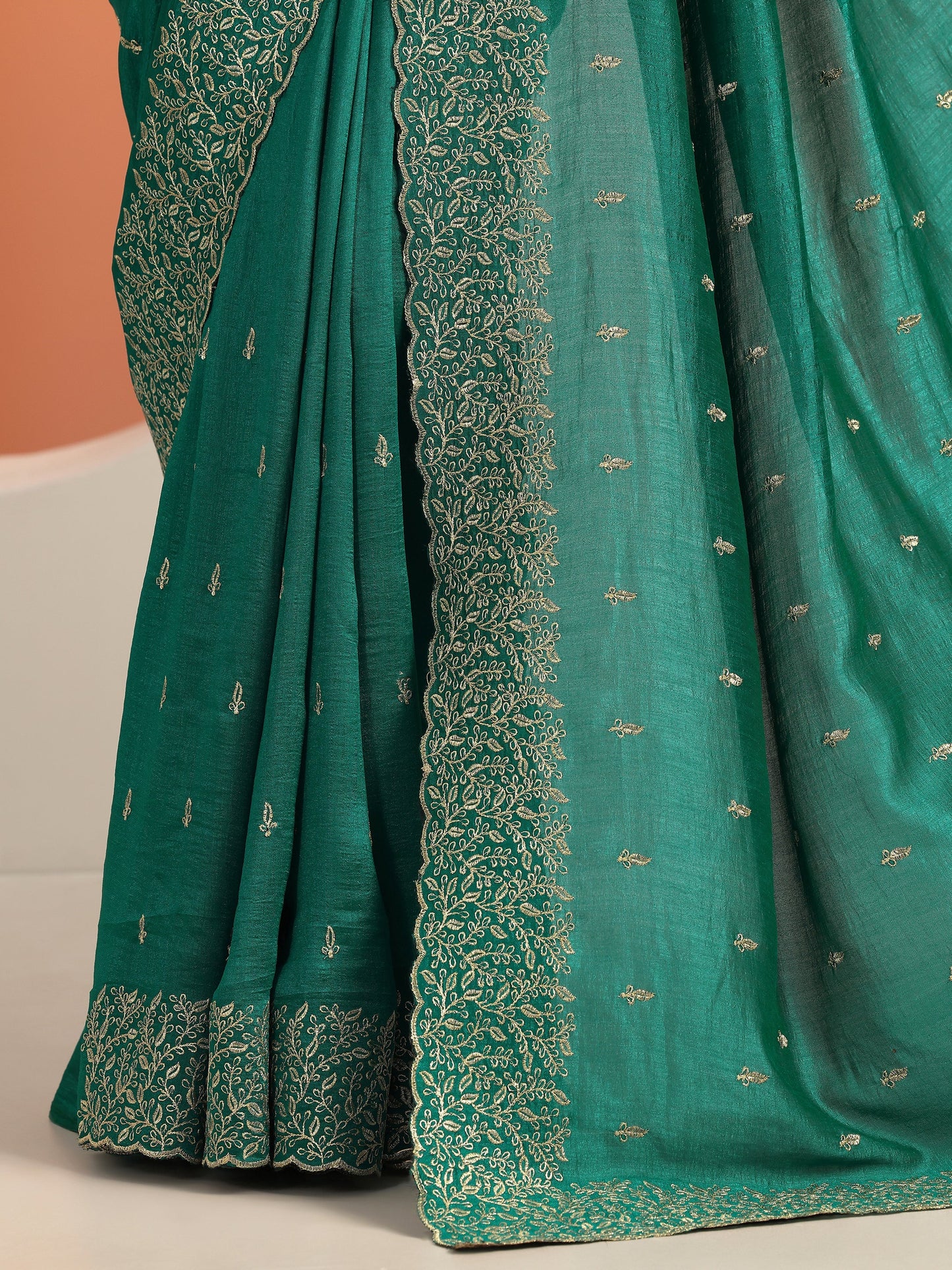 Green Embroidered Silk blend Saree With Unstitched Blouse Piece