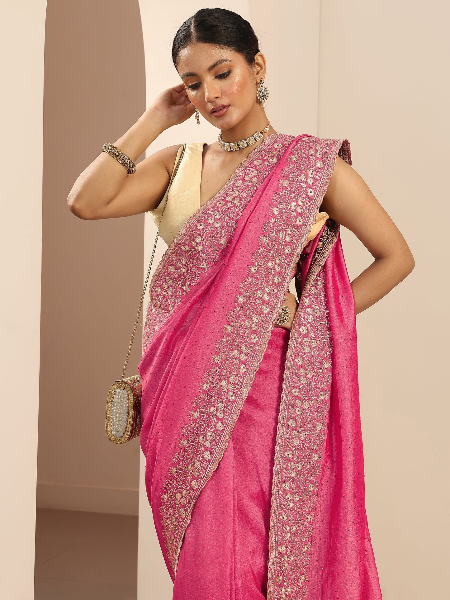 Peach Embellished Silk Blend Saree With Unstitched Blouse Piece