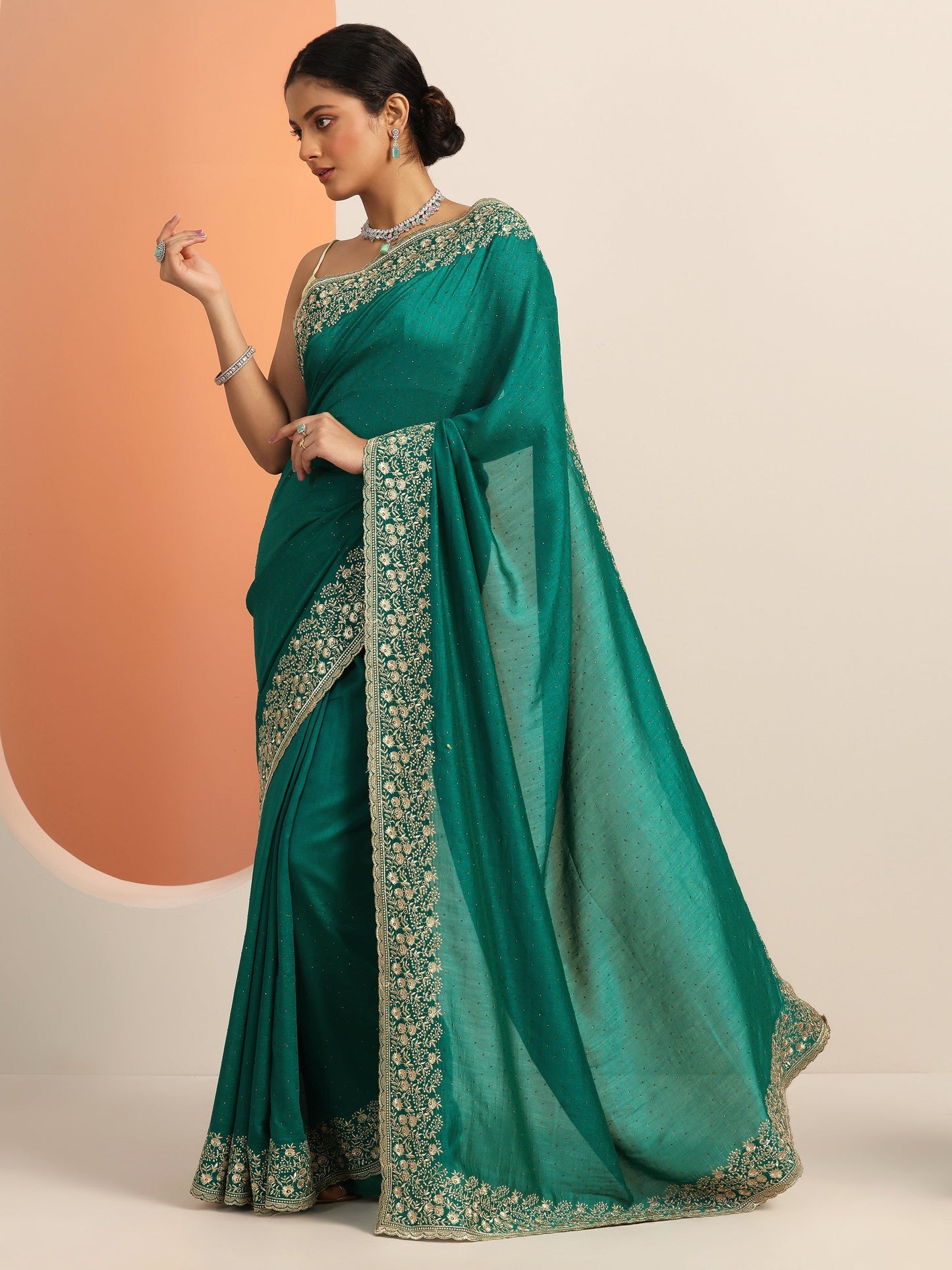 Green Embellished Silk blend Saree With Unstitched Blouse Piece
