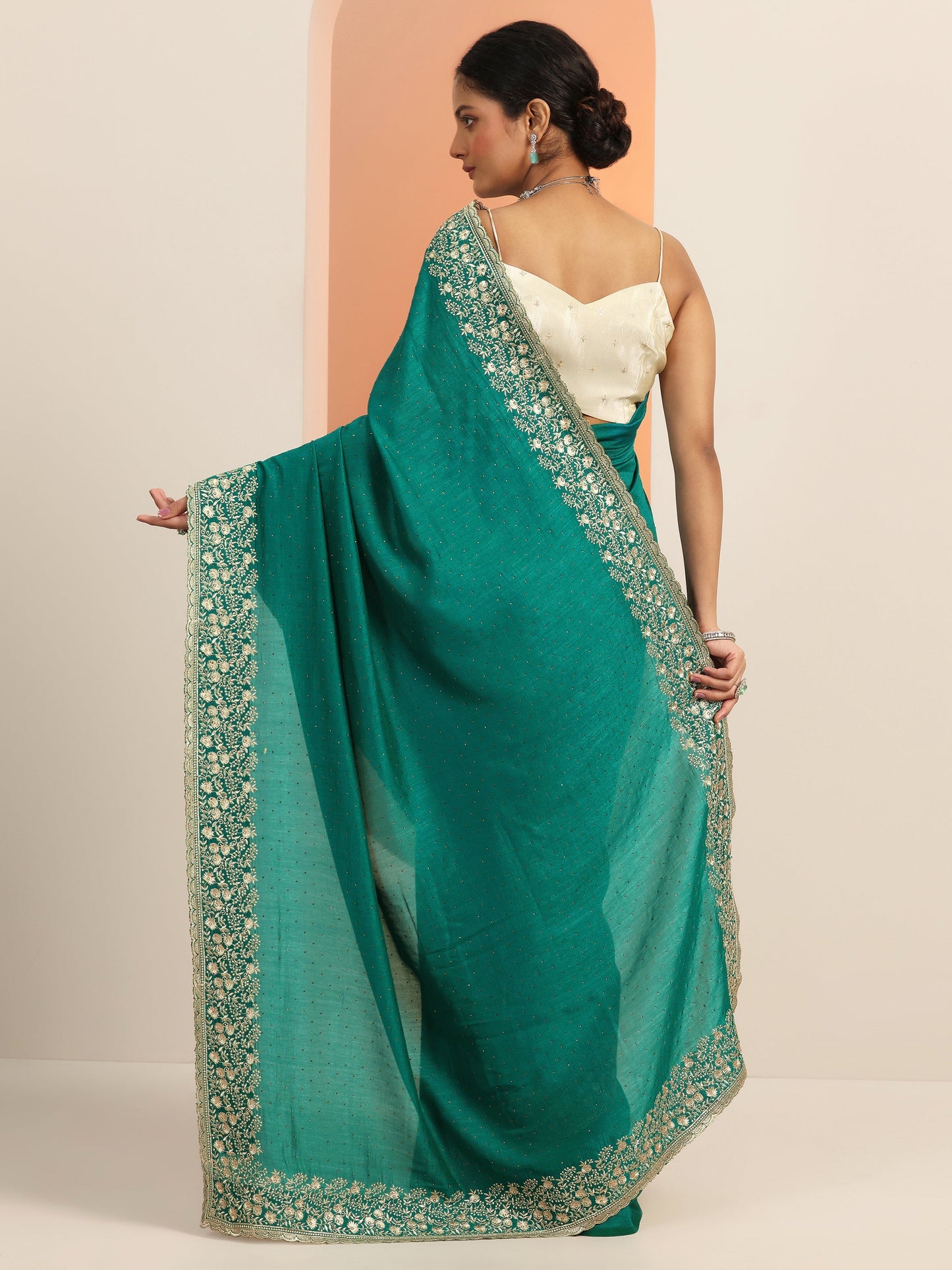 Green Embellished Silk blend Saree With Unstitched Blouse Piece