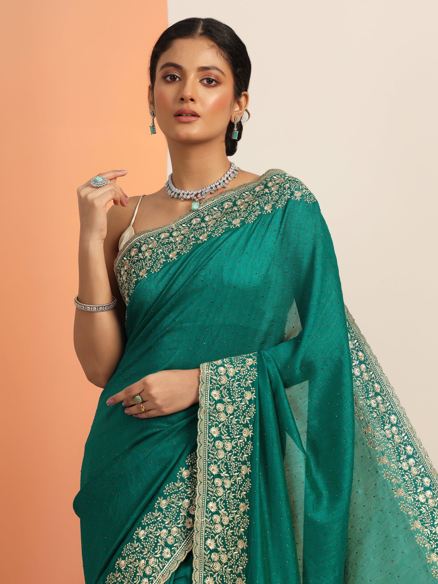 Green Embellished Silk blend Saree With Unstitched Blouse Piece