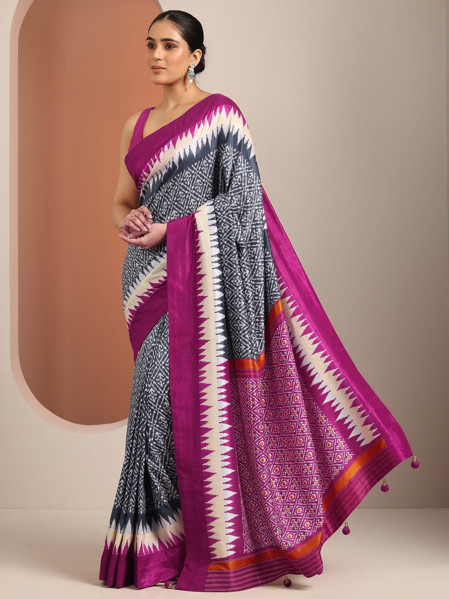 Grey Printed Silk Blend Saree With Unstitched Blouse Piece