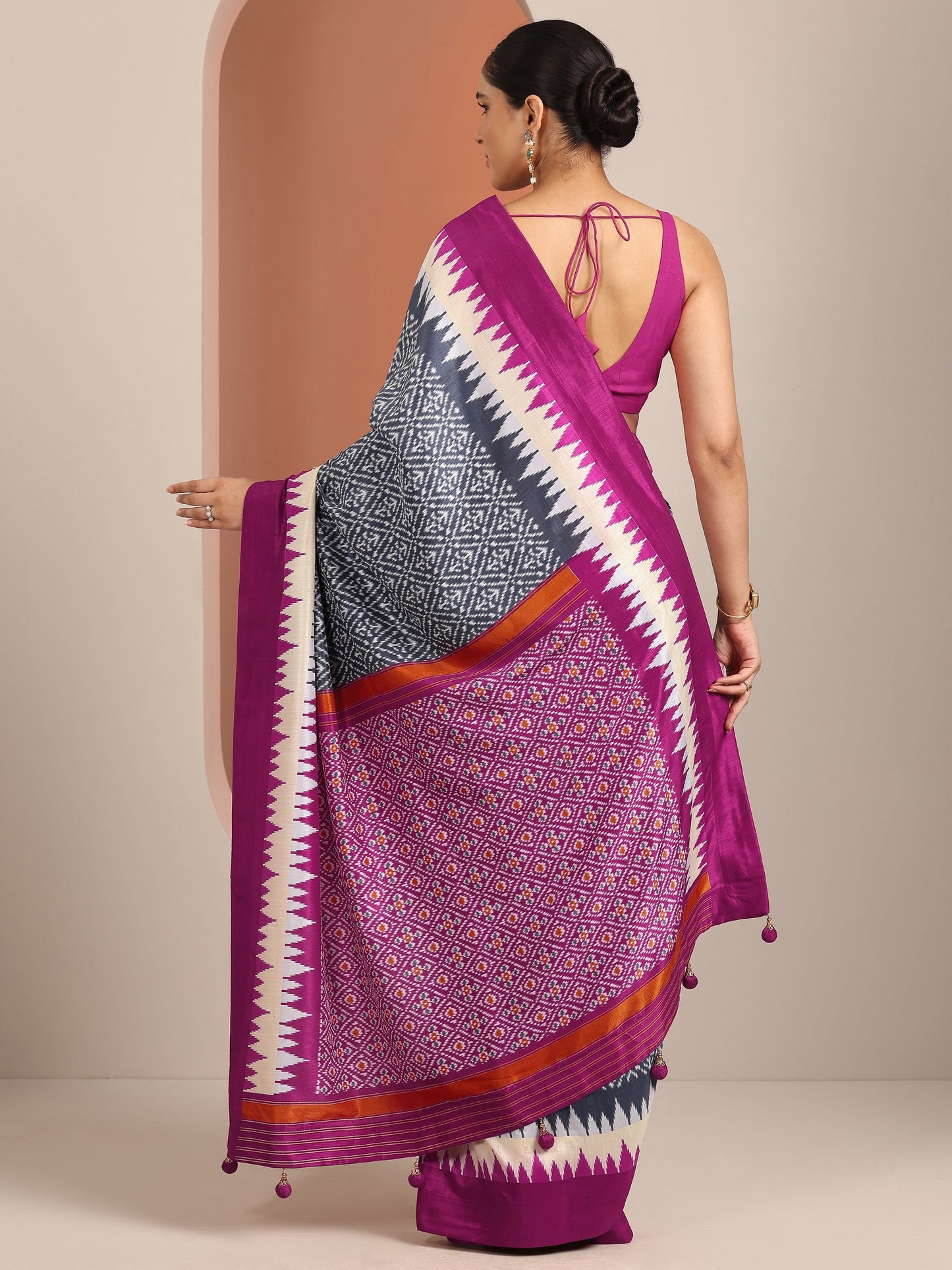 Grey Printed Silk Blend Saree With Unstitched Blouse Piece