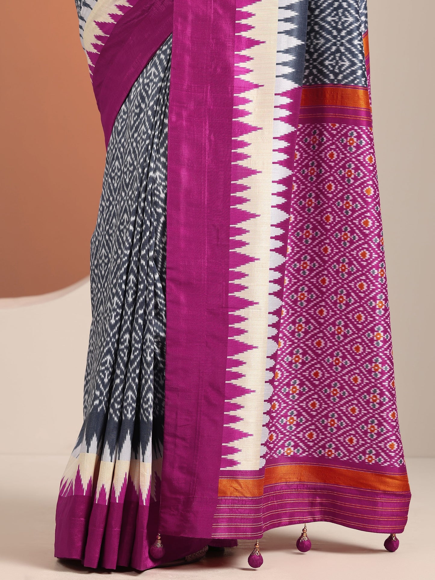 Grey Printed Silk Blend Saree With Unstitched Blouse Piece