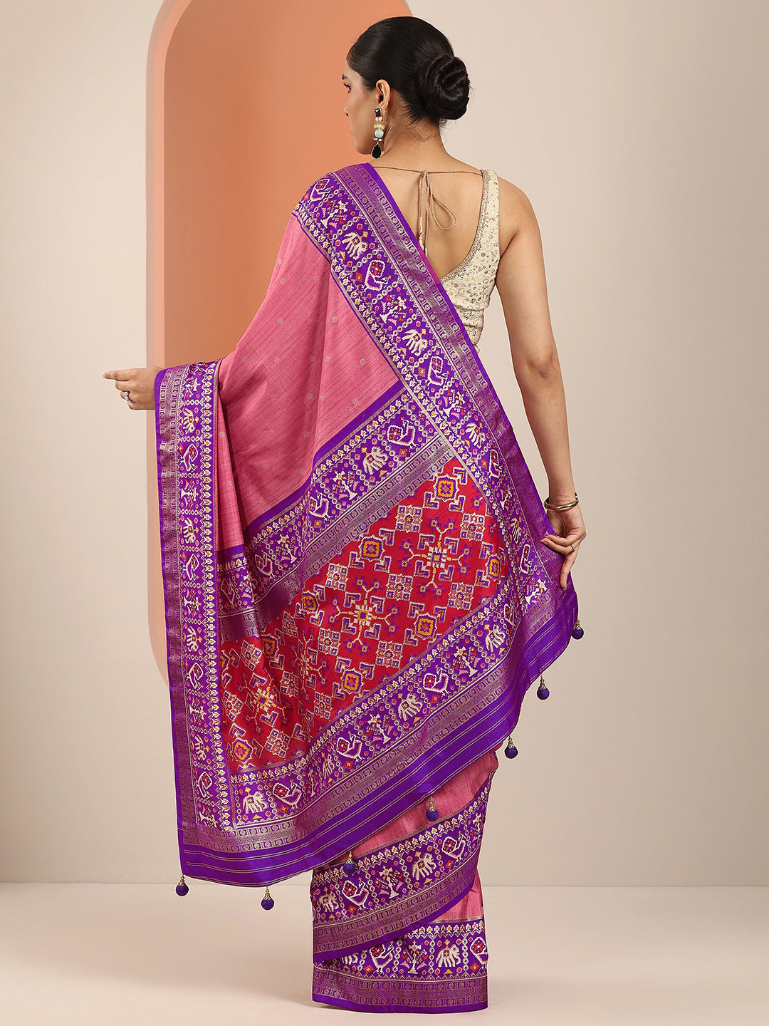 Peach Embellished Silk Blend Saree With Unstitched Blouse Piece