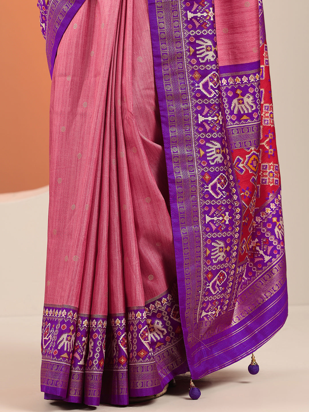 Peach Embellished Silk Blend Saree With Unstitched Blouse Piece