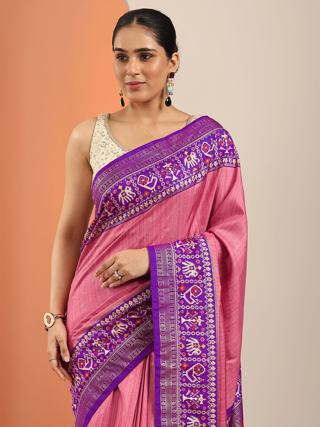 Peach Embellished Silk Blend Saree With Unstitched Blouse Piece
