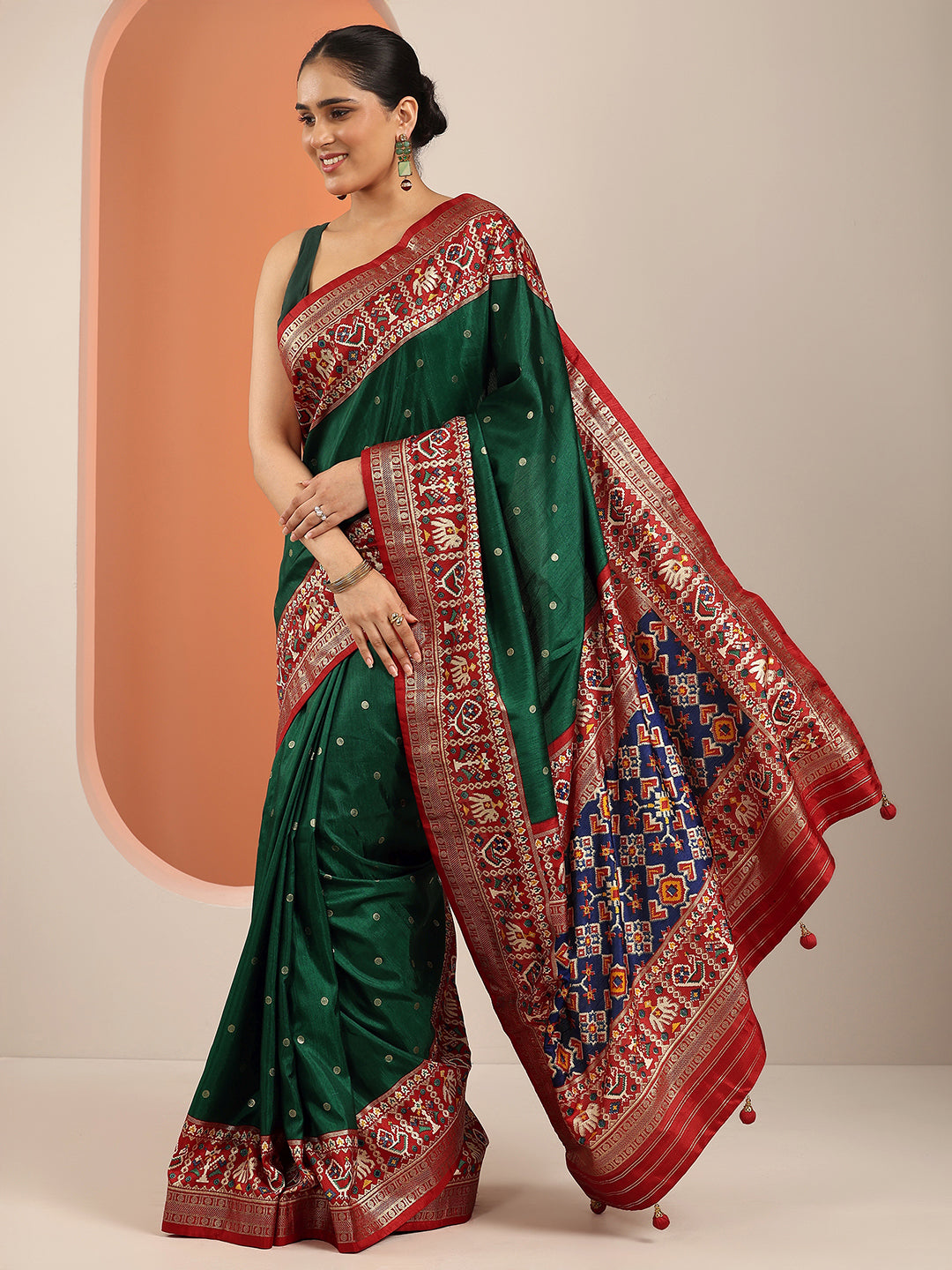 Green Embellished Silk Blend Saree With Unstitched Blouse Piece