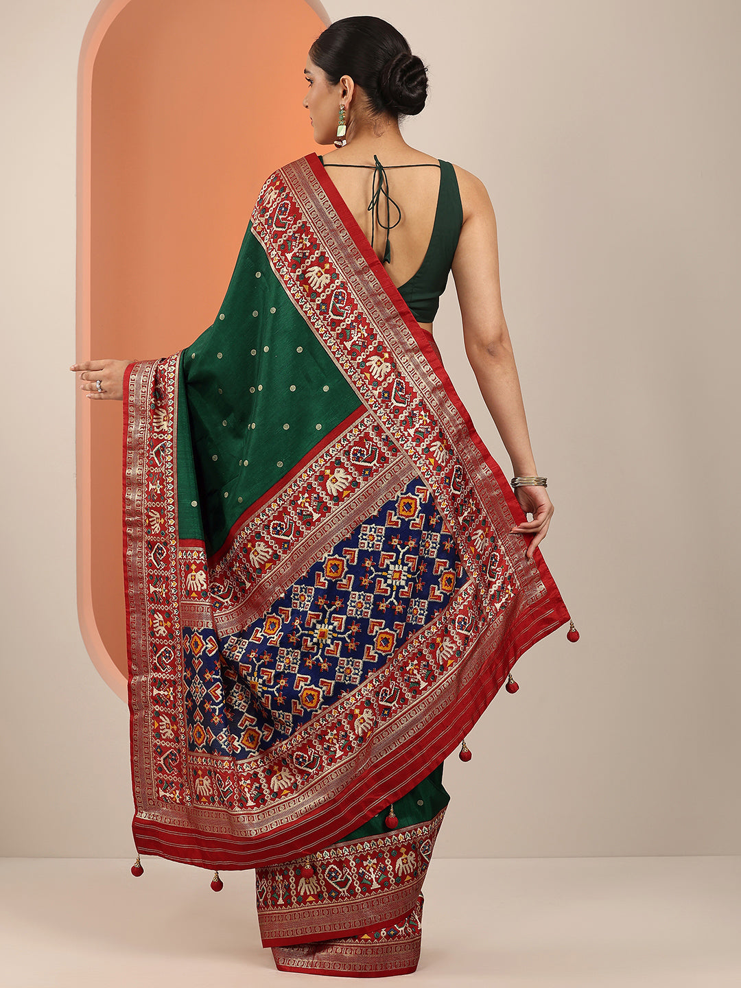 Green Embellished Silk Blend Saree With Unstitched Blouse Piece