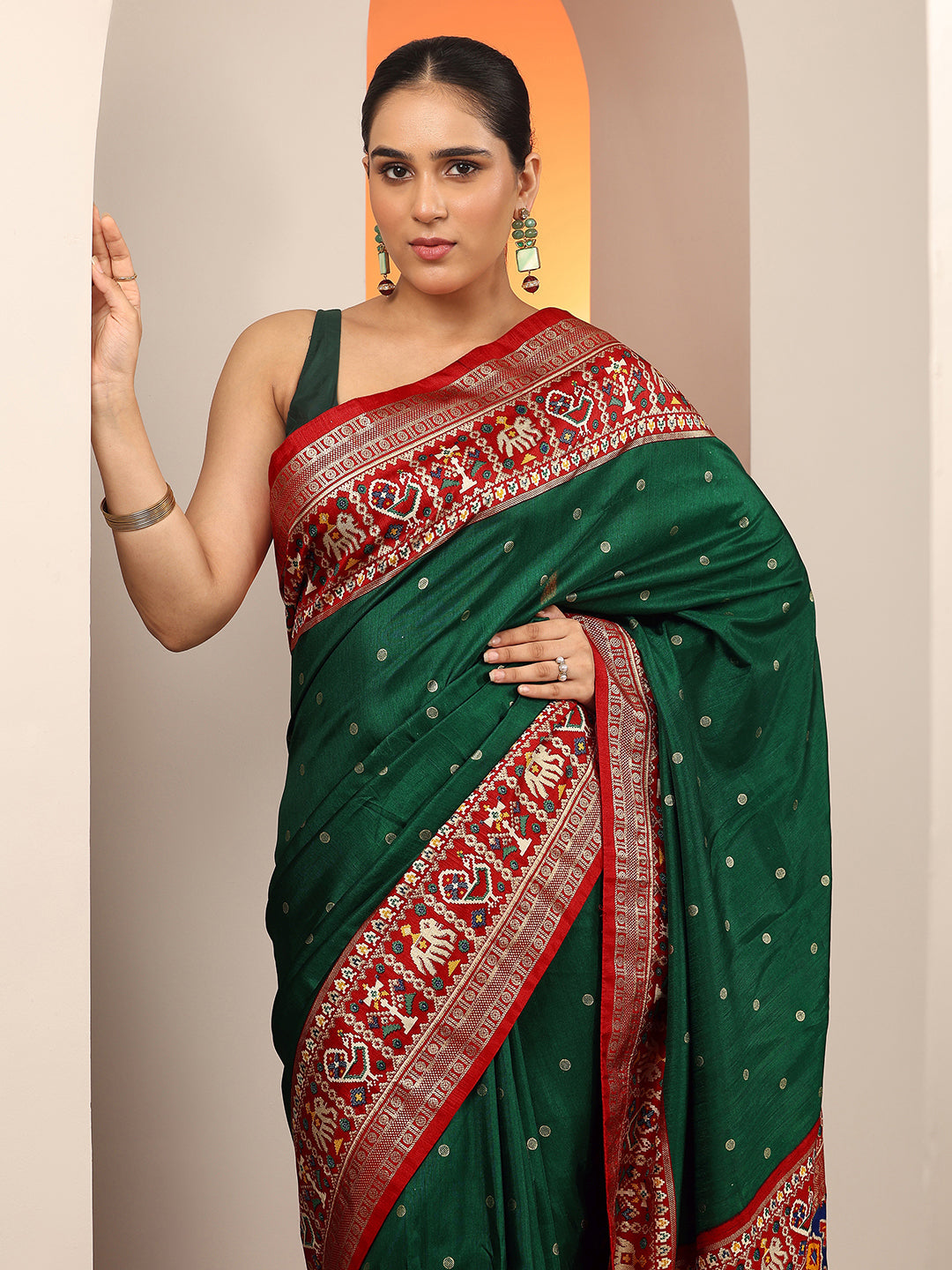 Green Embellished Silk Blend Saree With Unstitched Blouse Piece