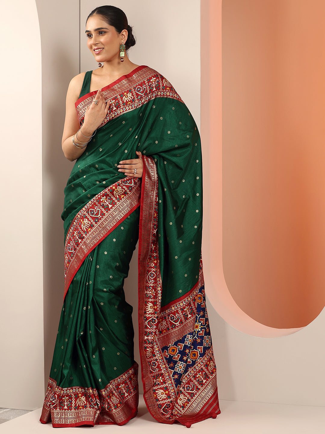 Green Embellished Silk Blend Saree With Unstitched Blouse Piece