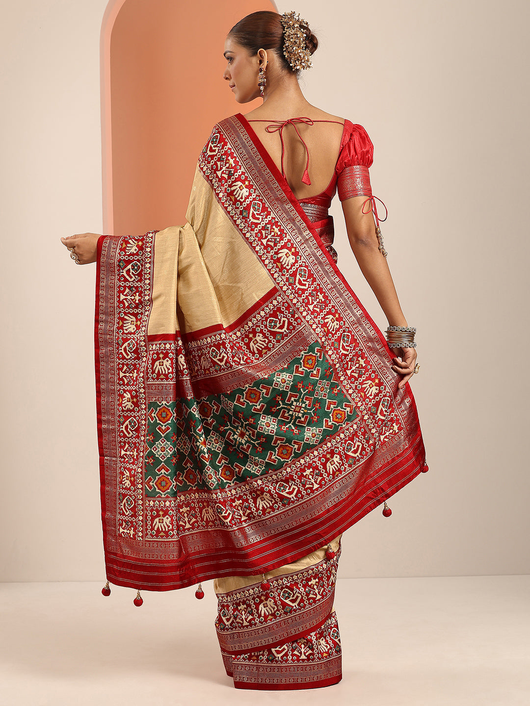 Beige Embellished Silk Blend Saree With Unstitched Blouse Piece