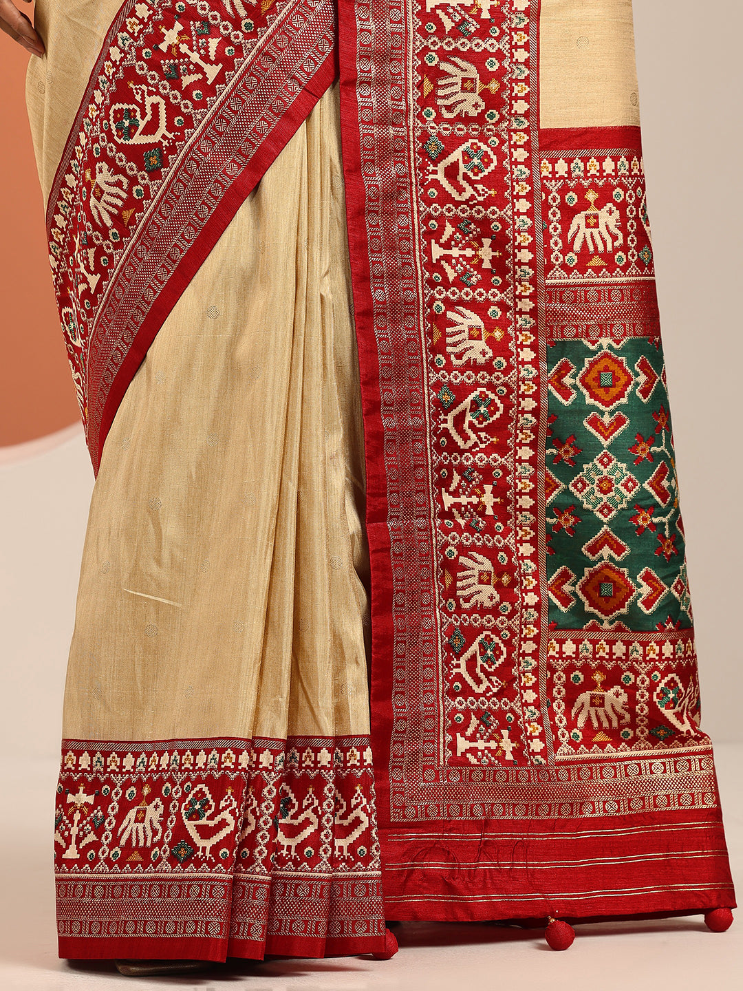 Beige Embellished Silk Blend Saree With Unstitched Blouse Piece