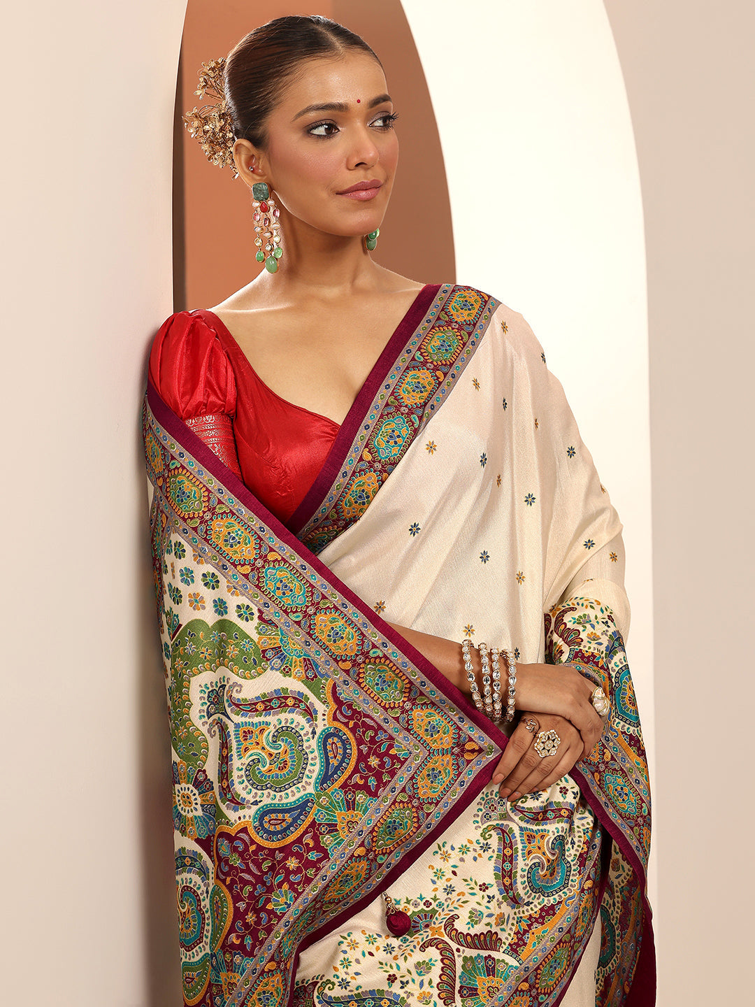Cream Printed Silk Blend Saree With Unstitched Blouse Piece