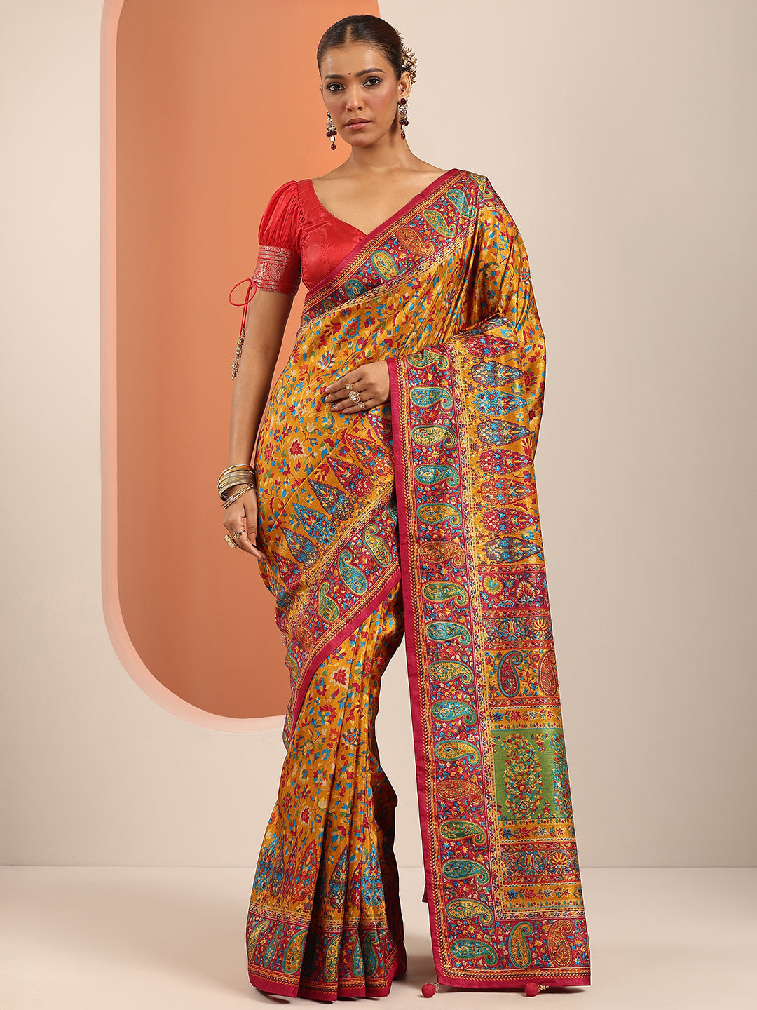 Mustard Printed Silk Blend Saree With Unstitched Blouse Piece