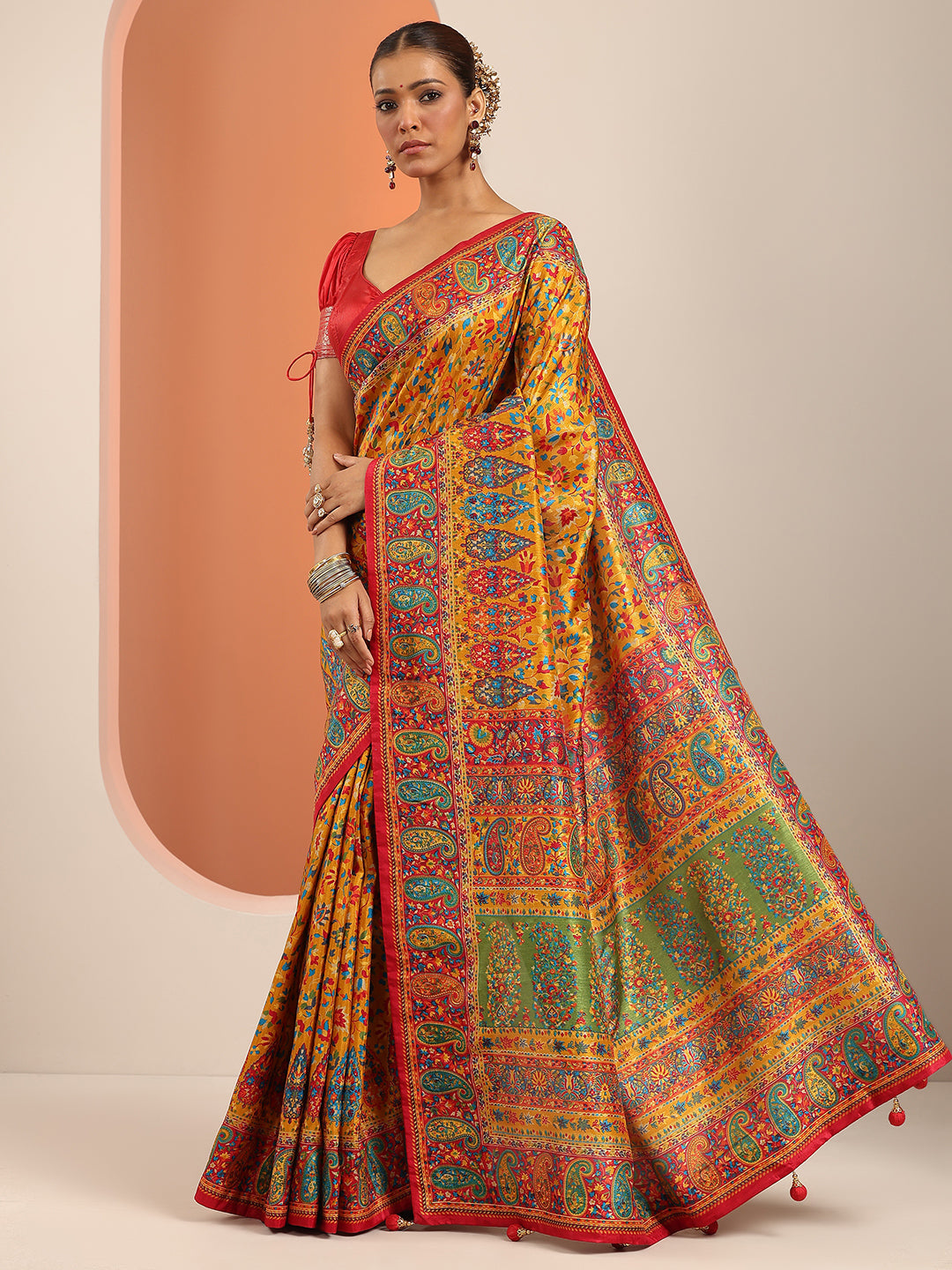 Mustard Printed Silk Blend Saree With Unstitched Blouse Piece