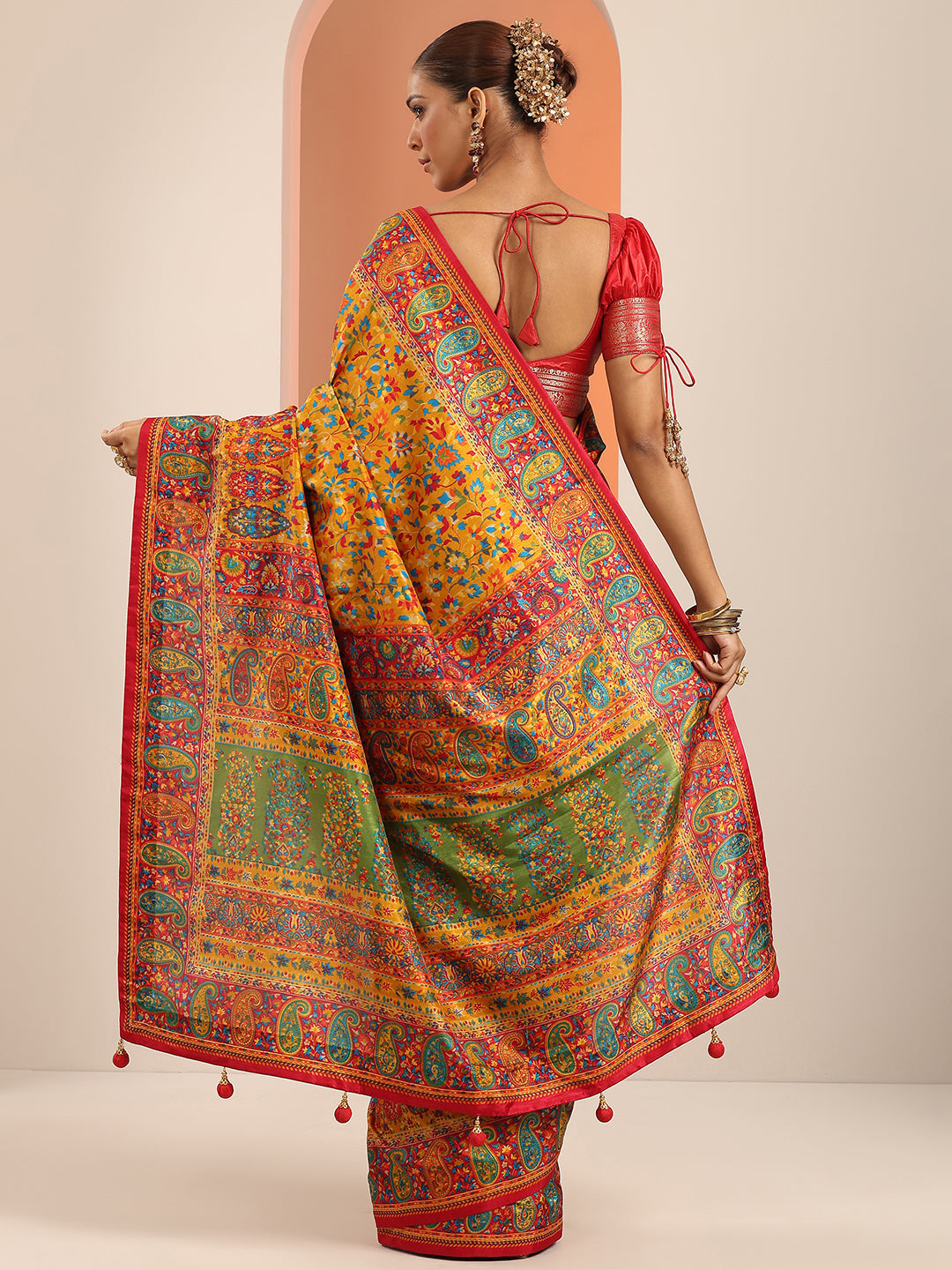 Mustard Printed Silk Blend Saree With Unstitched Blouse Piece