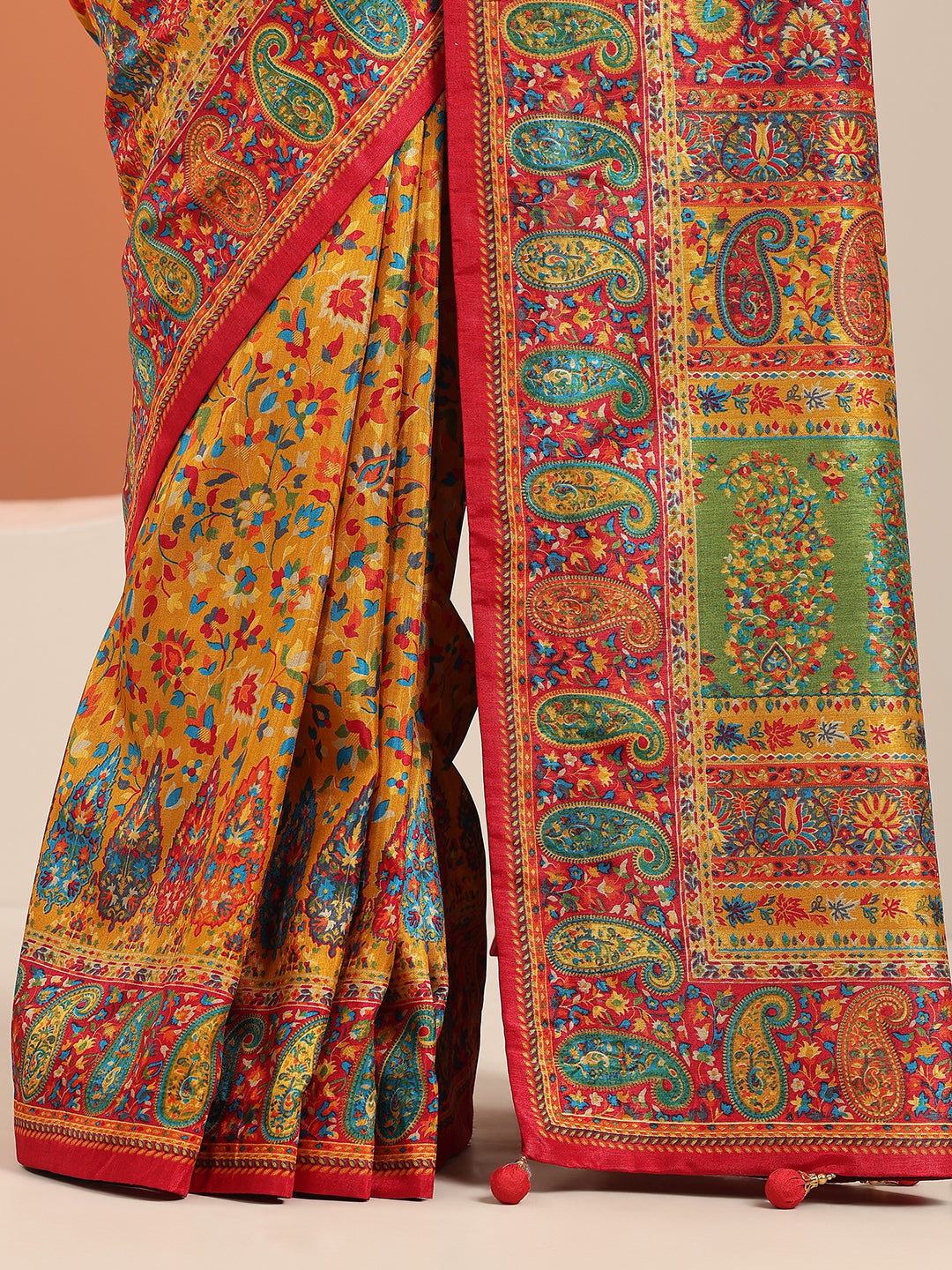 Mustard Printed Silk Blend Saree With Unstitched Blouse Piece