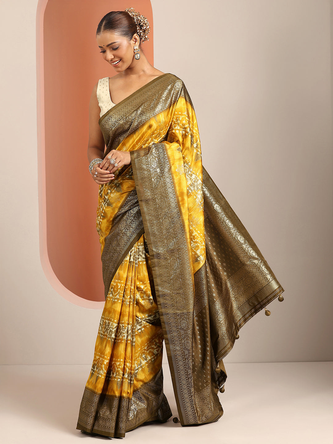 Yellow Printed Silk Blend Saree With Unstitched Blouse Piece