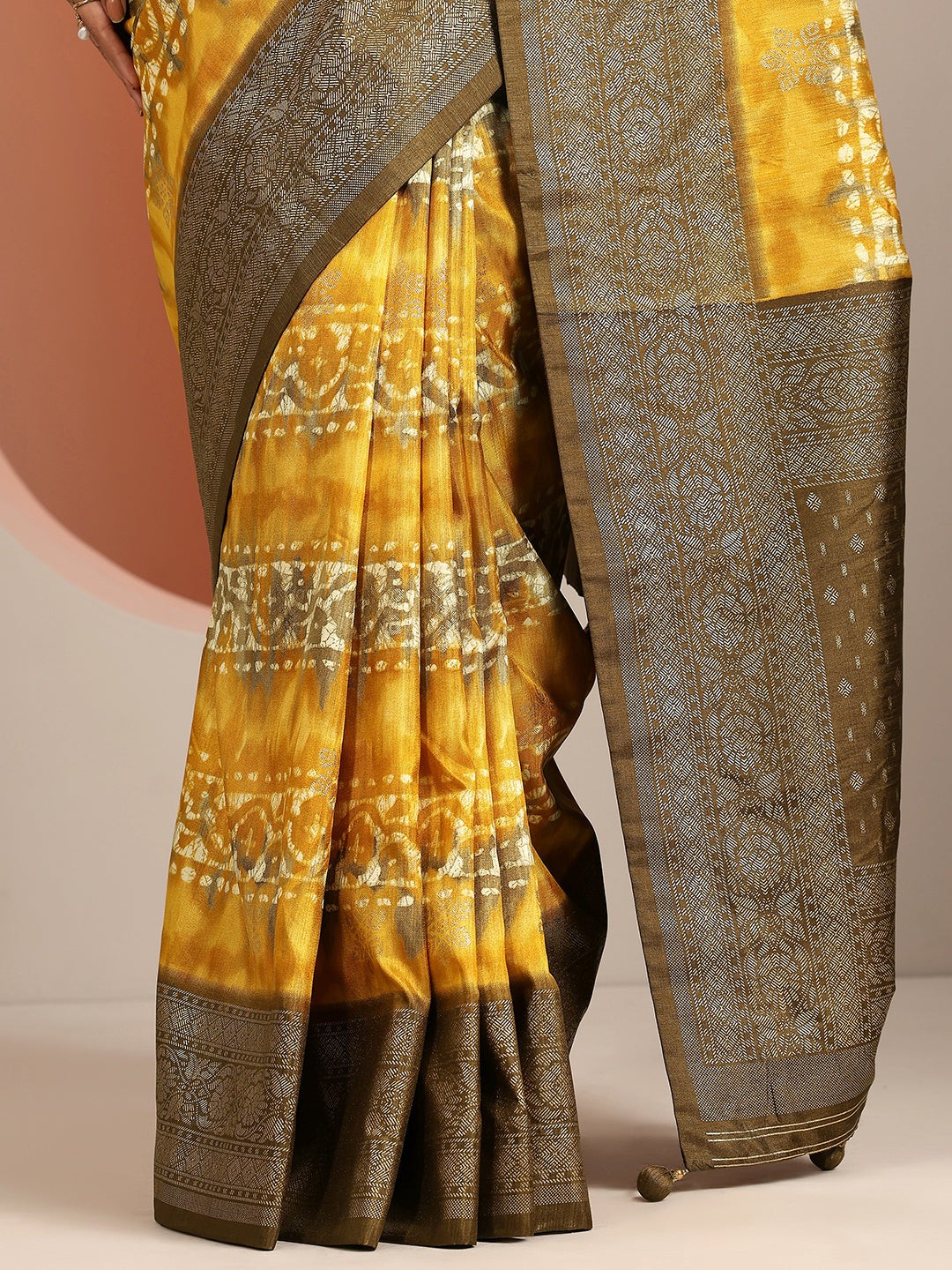 Yellow Printed Silk Blend Saree With Unstitched Blouse Piece