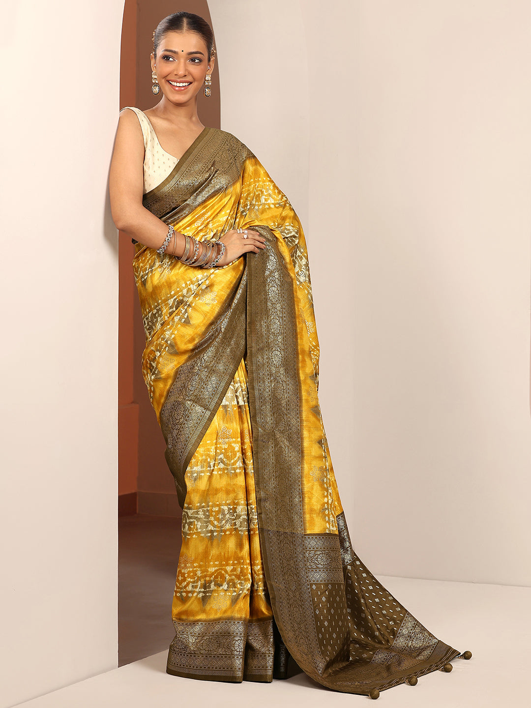 Yellow Printed Silk Blend Saree With Unstitched Blouse Piece