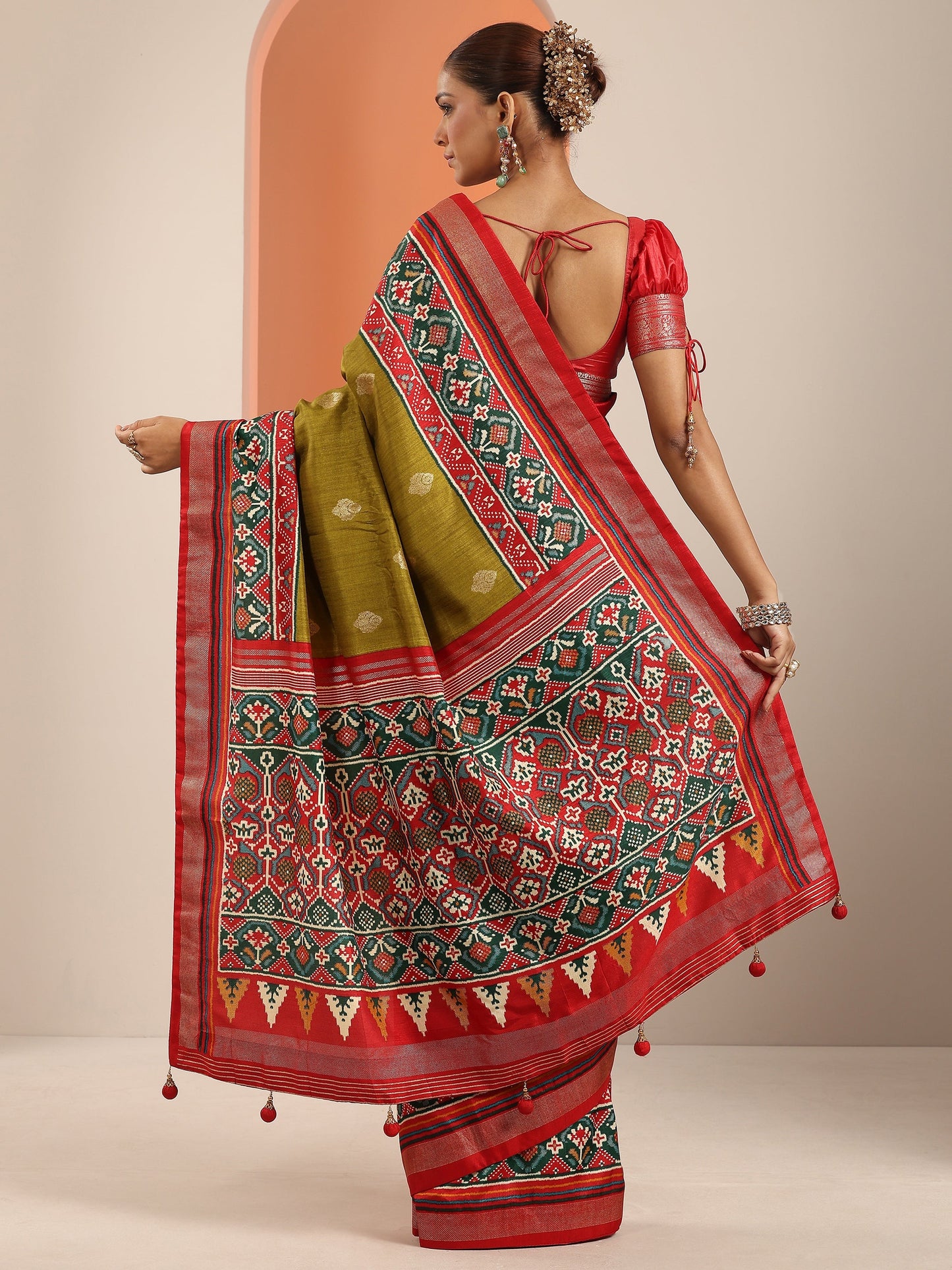 Olive Embellished Silk Blend Saree With Unstitched Blouse Piece