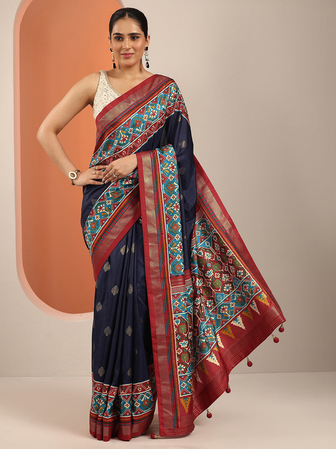 Navy Blue Embellished Silk Blend Saree With Unstitched Blouse Piece