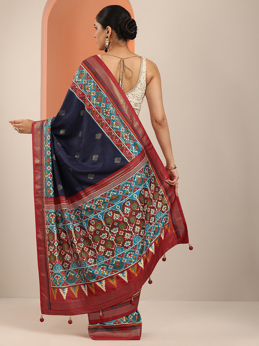 Navy Blue Embellished Silk Blend Saree With Unstitched Blouse Piece