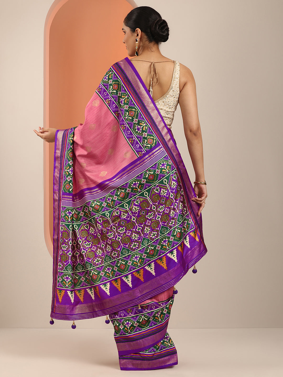 Peach Embellished Silk Blend Saree With Unstitched Blouse Piece