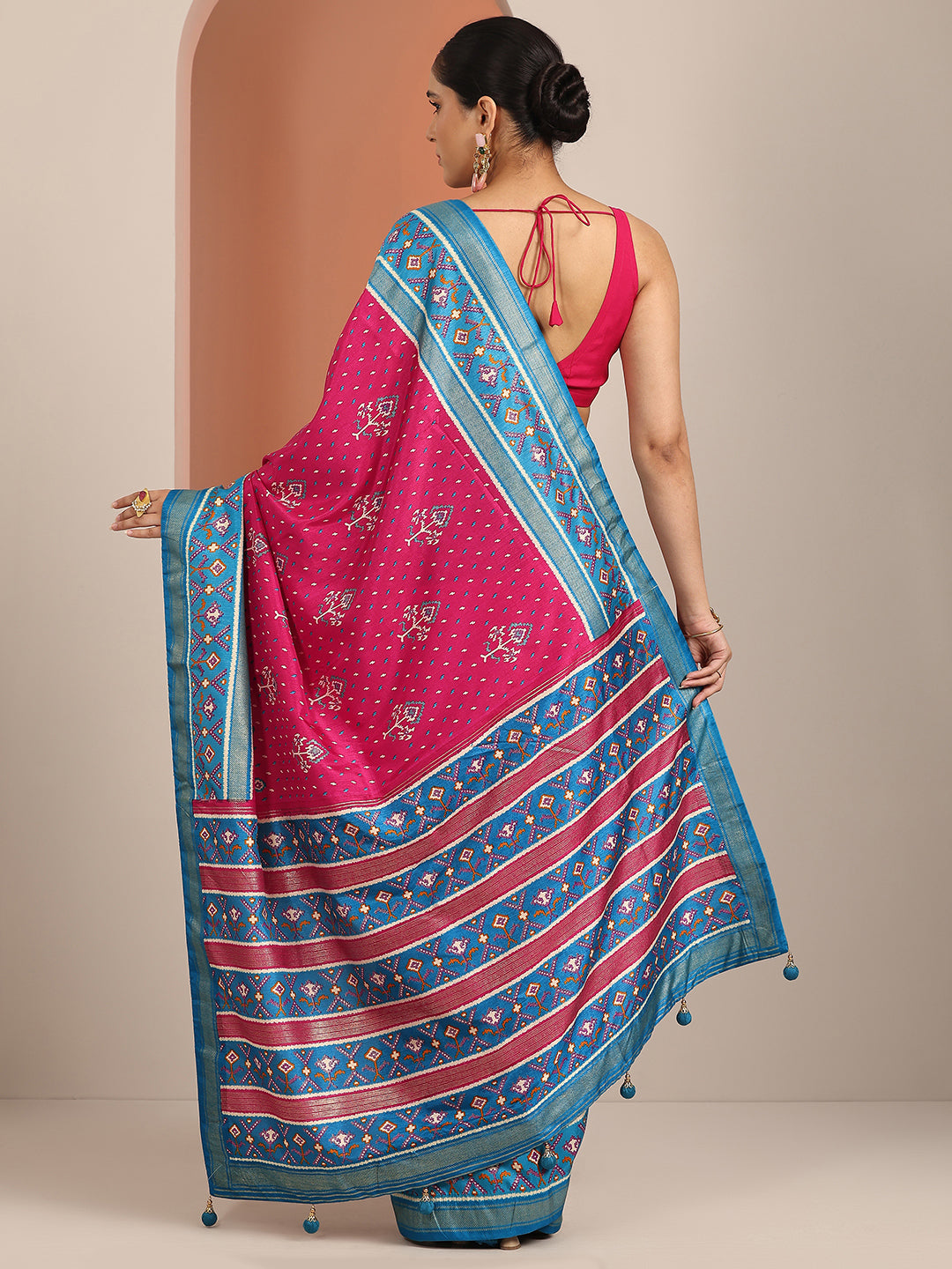 Magenta Printed Silk Blend Saree With Unstitched Blouse Piece