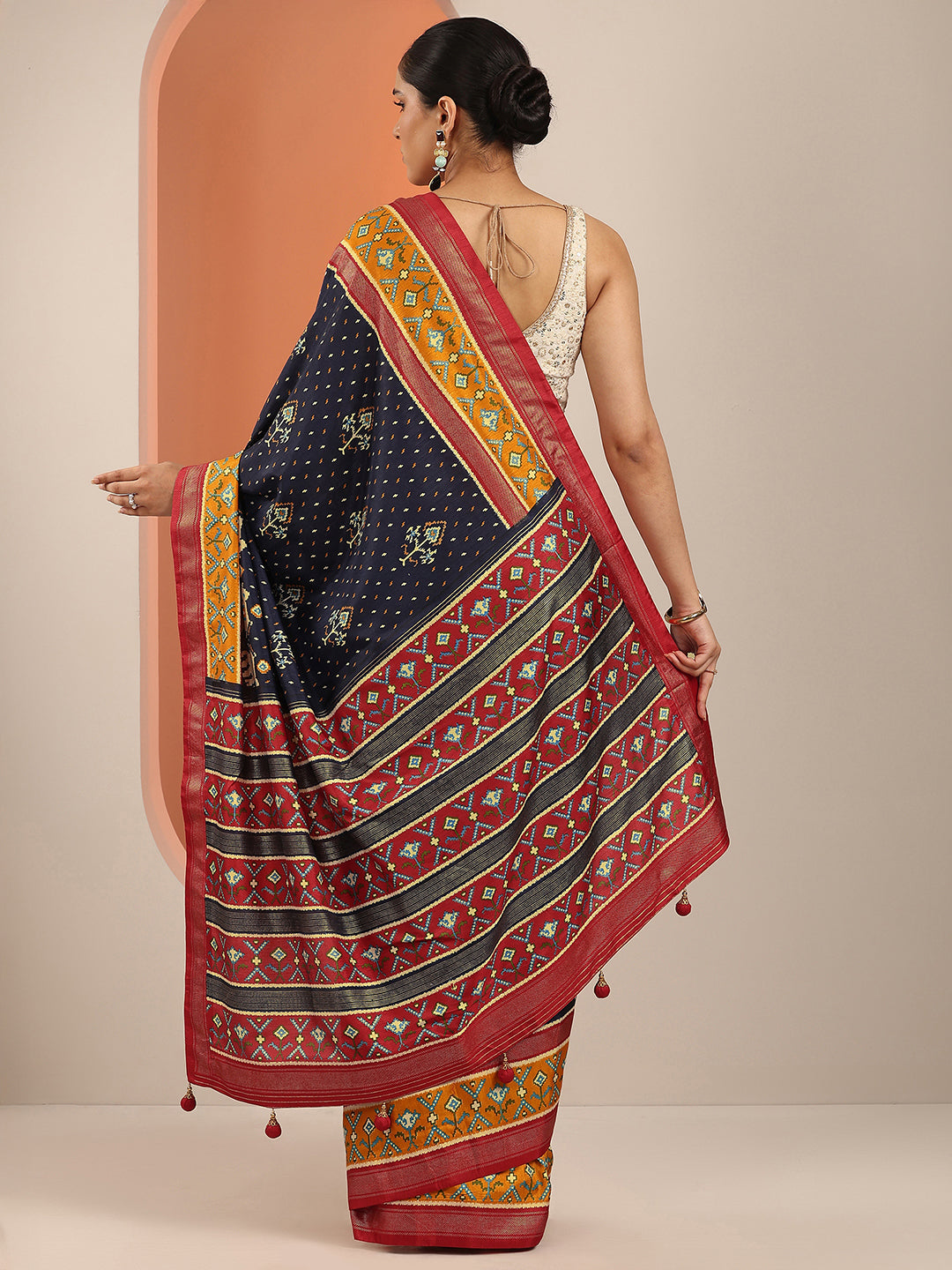 Navy Blue Printed Silk Blend Saree With Unstitched Blouse Piece