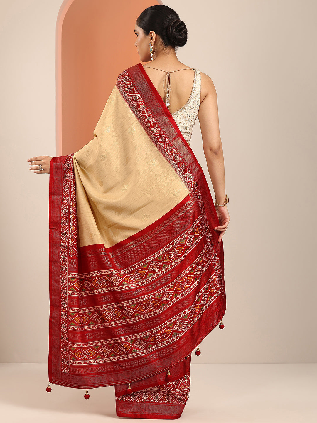 Beige Printed Silk Blend Saree With Unstitched Blouse Piece