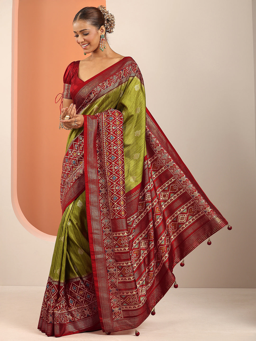 Olive Printed Silk Blend Saree With Unstitched Blouse Piece