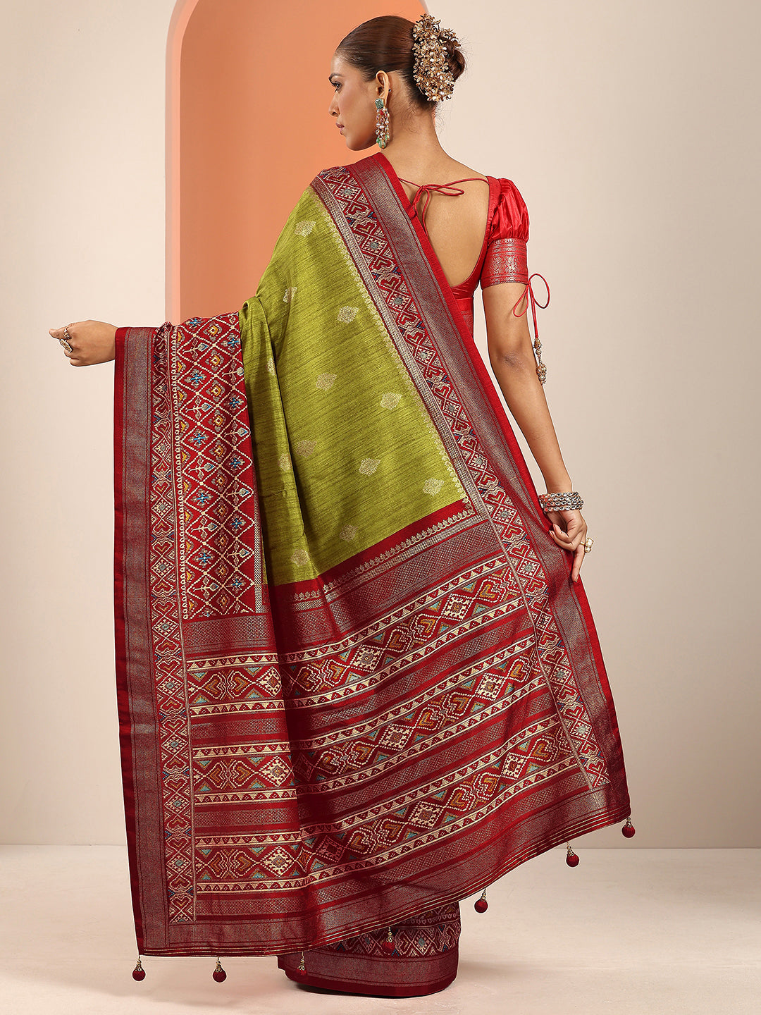 Olive Printed Silk Blend Saree With Unstitched Blouse Piece