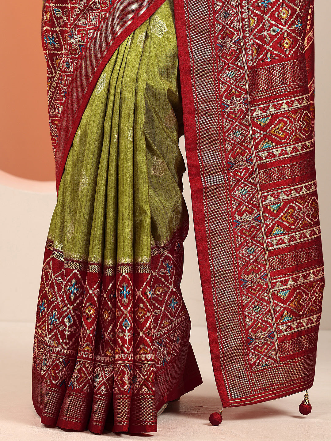 Olive Printed Silk Blend Saree With Unstitched Blouse Piece