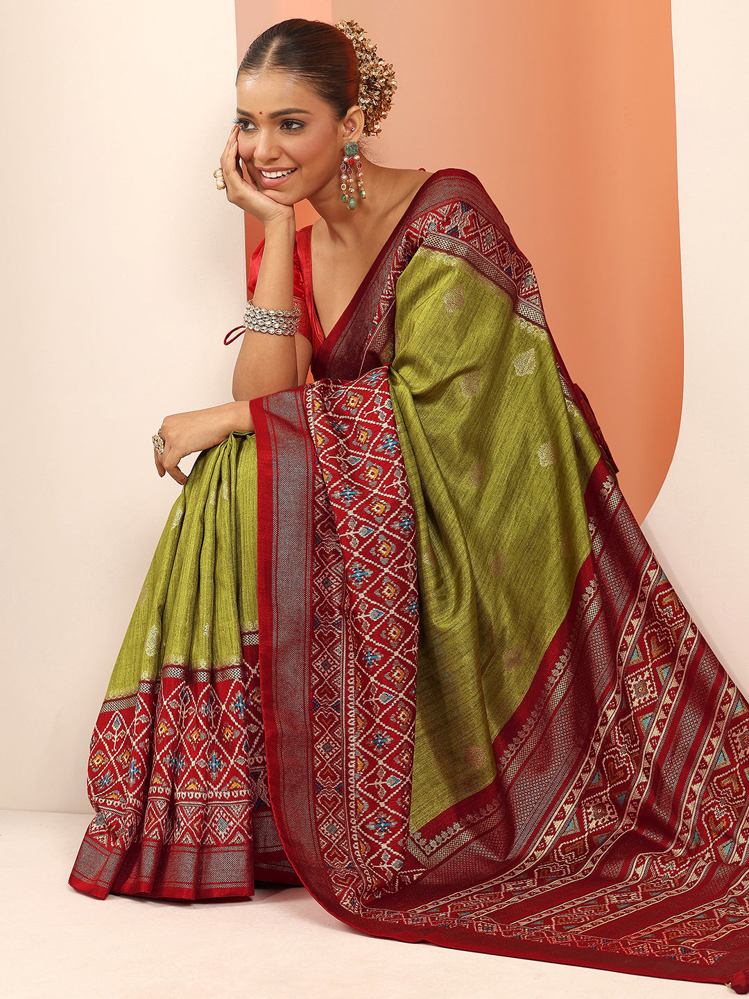 Olive Printed Silk Blend Saree With Unstitched Blouse Piece