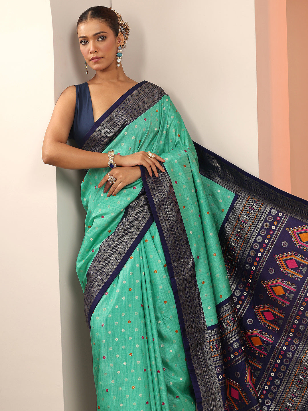Sea Green Embellished Silk Blend Saree With Unstitched Blouse Piece